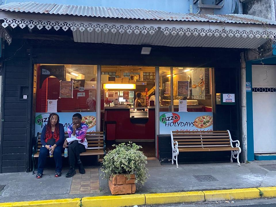 La devanture de Holydays Pizza, rue Fernand Clerc à La Trinité